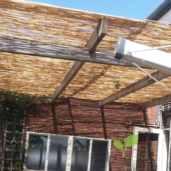 Gepelde rietmatten zonwering op pergola 180 x 500 cm